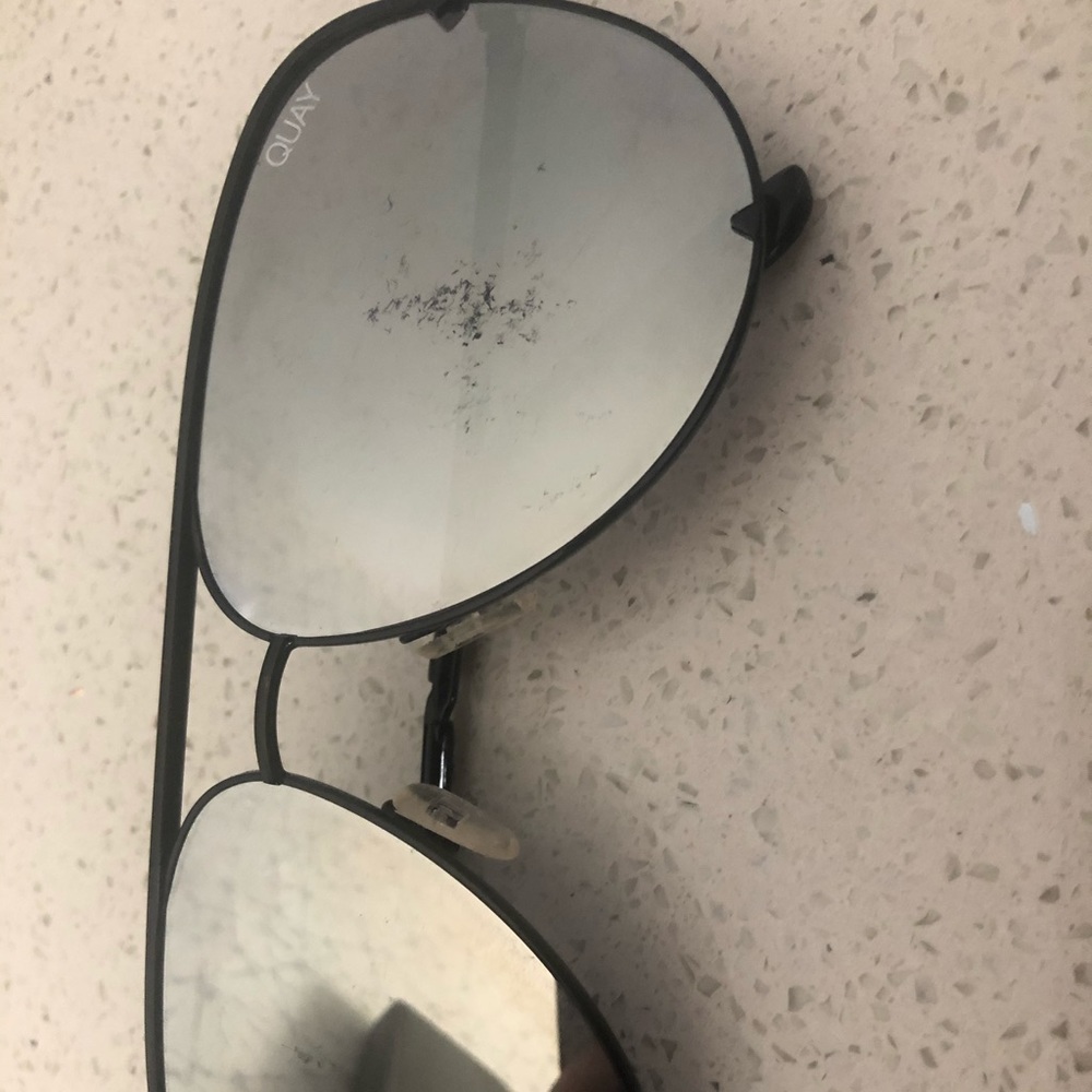 Quay high key silver/ black mirror sunglasses - Picture 3 of 5